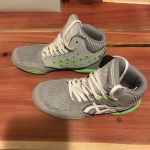 Youth wrestling shoes, like new, worn once…too small